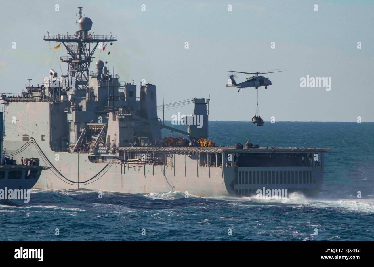 Die amphibische Landung dock Schiff USS Oak Hill (LSD 51) erhält eine vertikale Auffüllung von der Flotte Auffüllung o Stockfoto