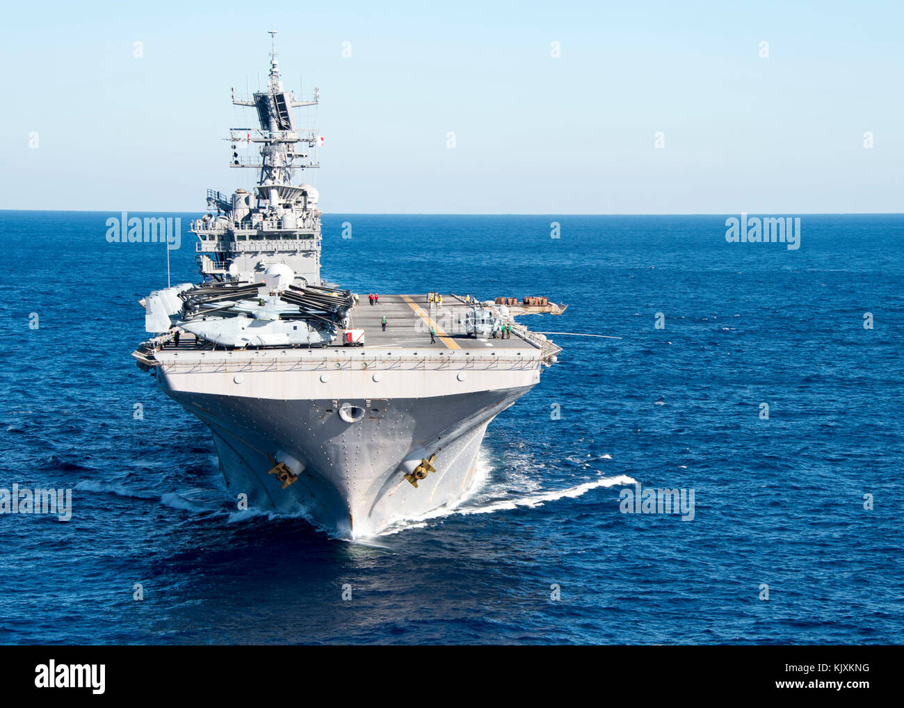 Atlantik (Nov. 26, 2017) Die Amphibious Assault ship USS Iwo Jima (LHD 7) Ansätze der Flotte Auffüllung öler USNS Big Horn (T-AO 198) duri Stockfoto
