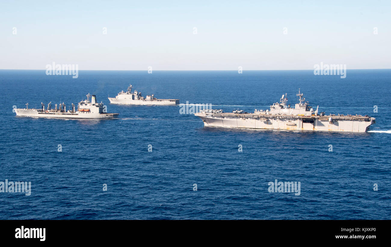 Die amphibische Landung dock Schiff USS Oak Hill (LSD 51), Mitte, führt eine vertikale Auffüllung mit der Flotte replen Stockfoto