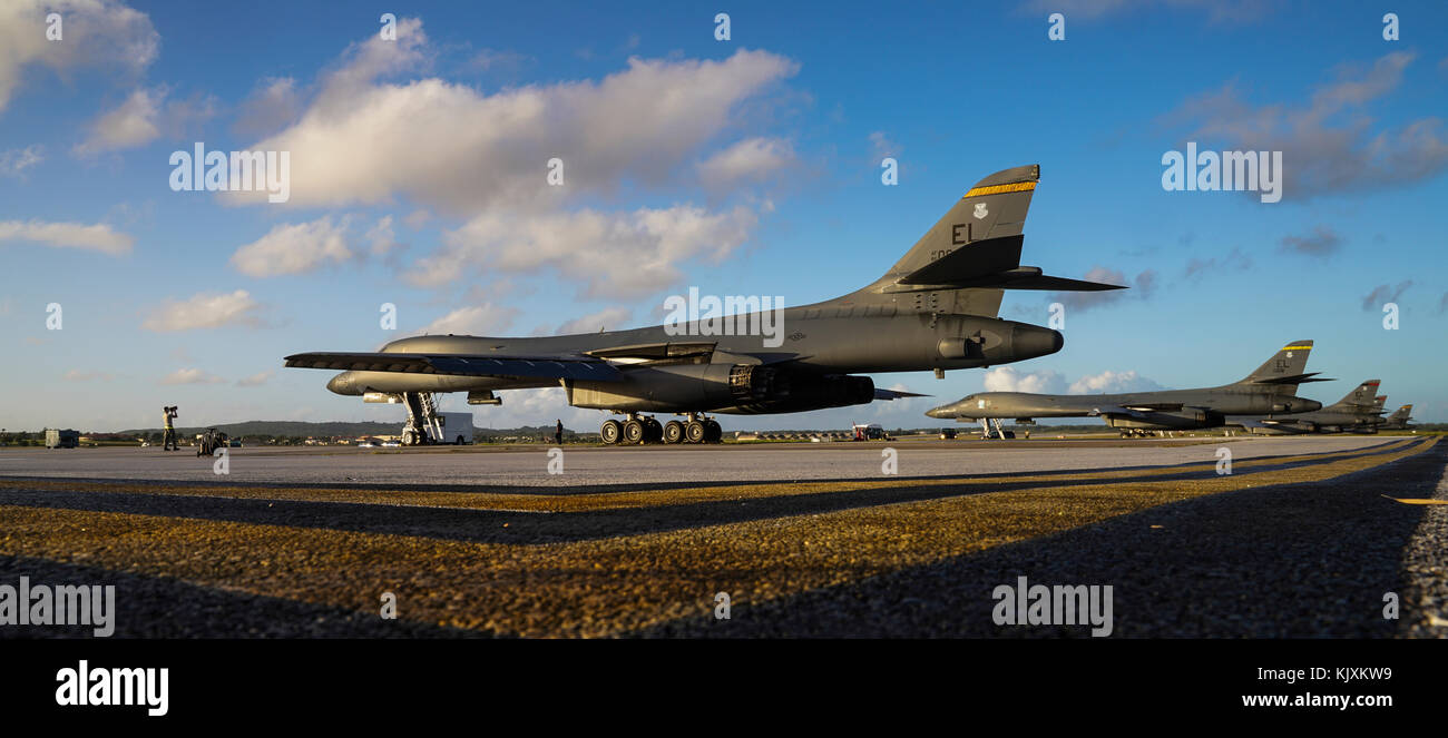 United States Air Force B-1 B Lancers an der 37th Expeditionary Bomb Squadron zugeordnet, bereitgestellt von Ellsworth Air Force Base, South Dakota, sitzen auf. Stockfoto