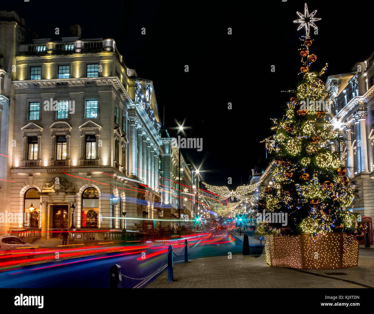 Weihnachtsbeleuchtung und Dekoration in der Regent Street. Stockfoto