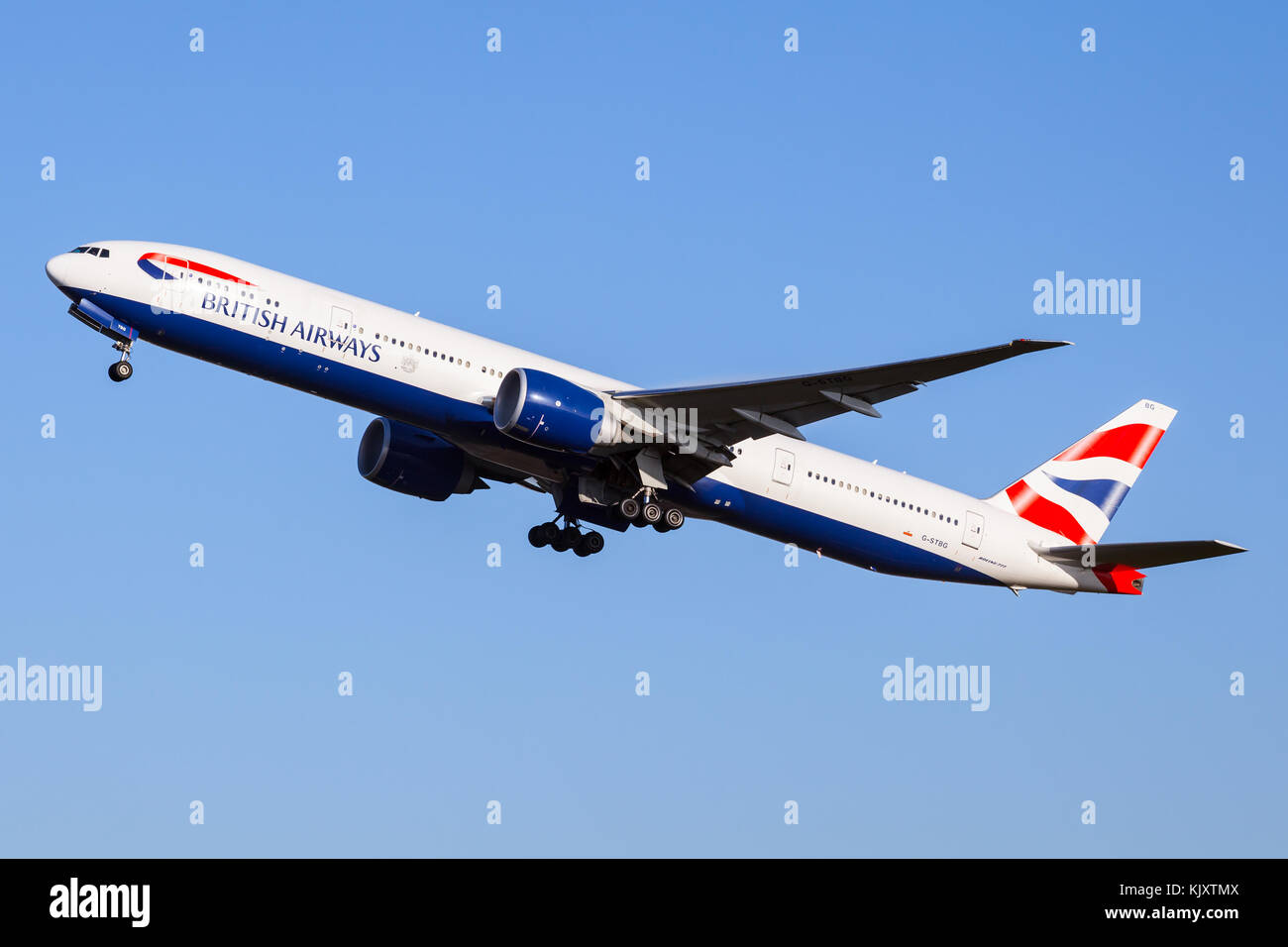 Eine Boeing 777 der Großraumflugzeuge Verkehrsflugzeuge von British Airways, Registrierung G-STBG, Abfahrt des Flughafens Heathrow runway 27L. Stockfoto