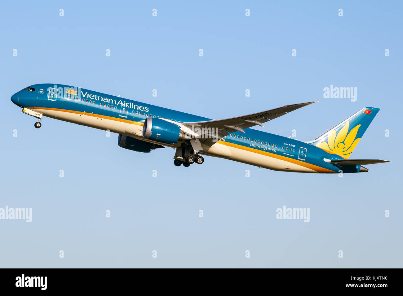 Eine Boeing 787 Dreamliner widebody Verkehrsflugzeuge von Vietnam Airlines, Registrierung VN-A867, Abfahrt des Flughafens Heathrow runway 27L. Stockfoto