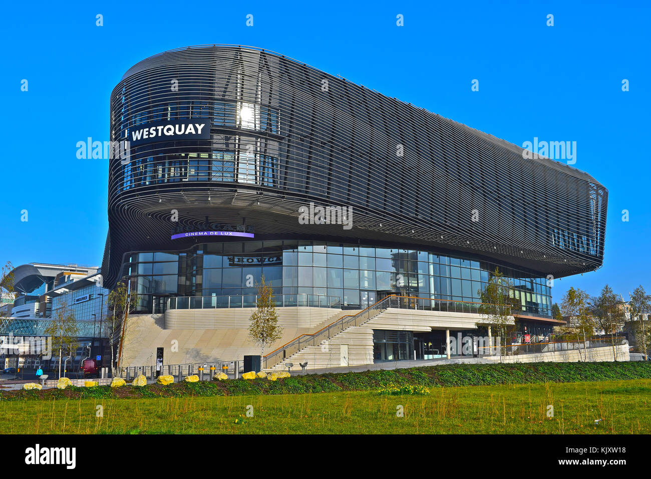 Dieses eindrucksvolle Blick auf West Quay Centre Southampton betonen es