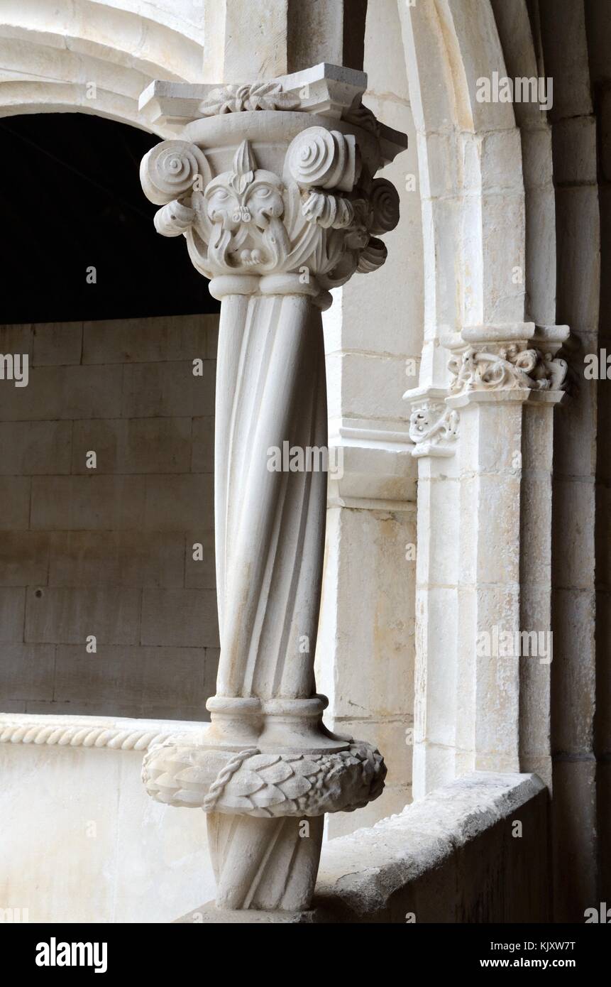 Reich verzierten Stein geschnitzte Säule in Alcobaca MonasteryPortugal Stockfoto