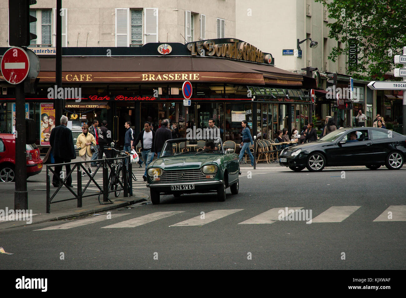 Jahrgang 1970 Peugeot 204 Cabriolet auf den Straßen von Paris. Stockfoto