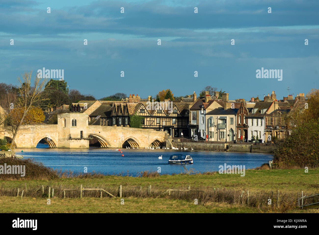 Fluss Great Ouse mit dem mittelalterlichen St Leger Kapellbrücke in St Ives, Cambridgeshire, England, UK. Stockfoto