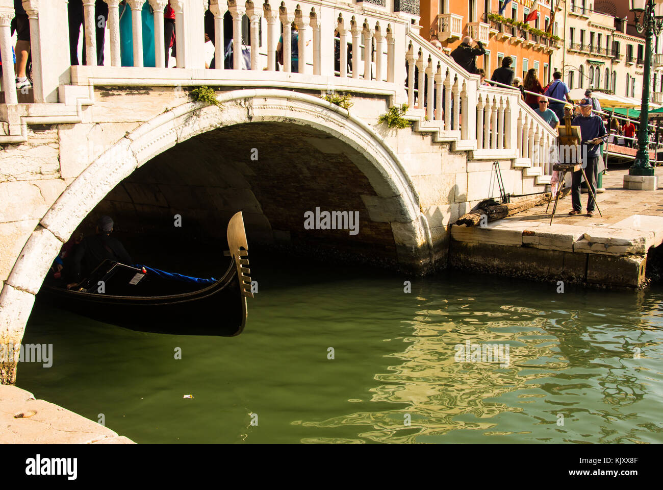 Eine Gondel aus dem Ponte della Paglia in Venedig als Künstler der Szene im Hintergrund erfasst. Stockfoto