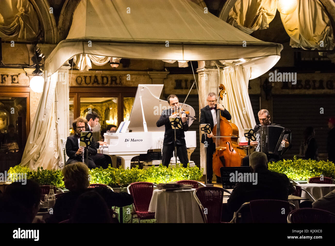 Unbekannte klassische Musiker unterhalten Restaurant Piazza San Marco in Venedig am 12. September 2017. Stockfoto