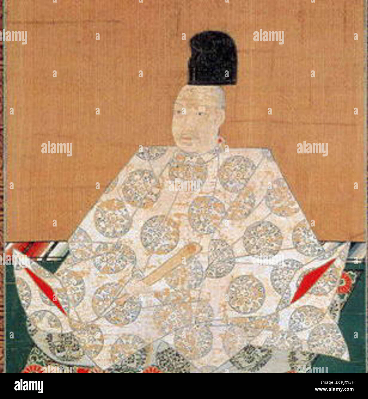 Ein abgeschnittenes Porträt des Kaisers Ogimachi von Japan, das seinen würdevollen Ausdruck und seine königliche Kleidung unterstreicht. Dieses Bild fängt das Wesen seines kaiserlichen Status und die Traditionen der japanischen Monarchie ein. Stockfoto