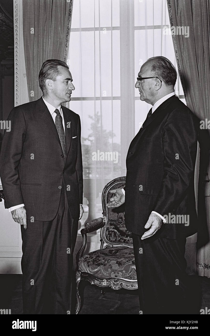 Levi Eschkol mit dem Präsidenten der Französischen Nationalversammlung und Bürgermeister von Bordeaux 1964 Stockfoto