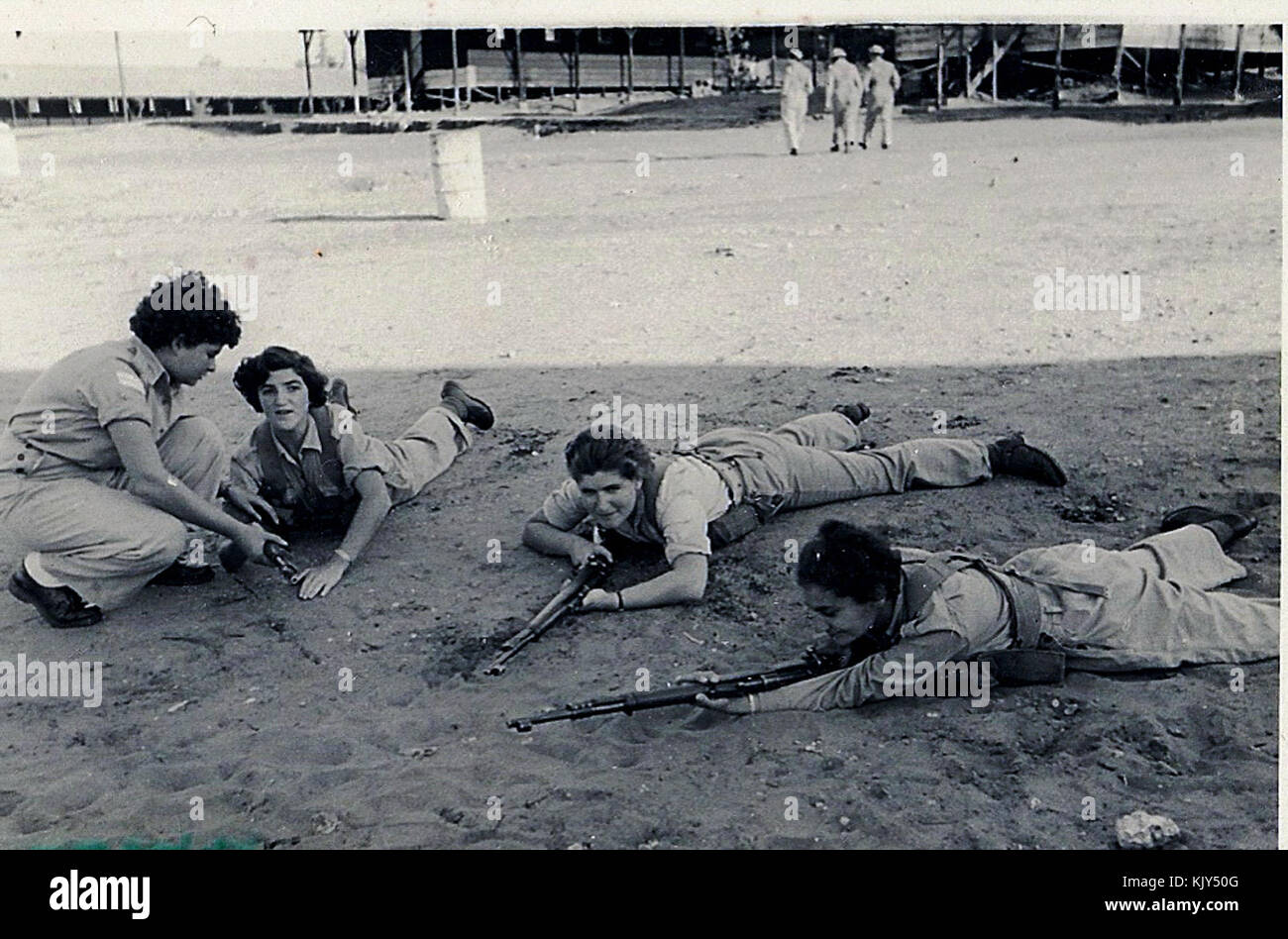 Das Bild zeigt Soldatinnen in den israelischen Verteidigungsstreitkräften (IDF), die die Rolle der Frauen im Militärdienst in Israel widerspiegeln und ihren Beitrag zur nationalen Verteidigung hervorheben. Stockfoto