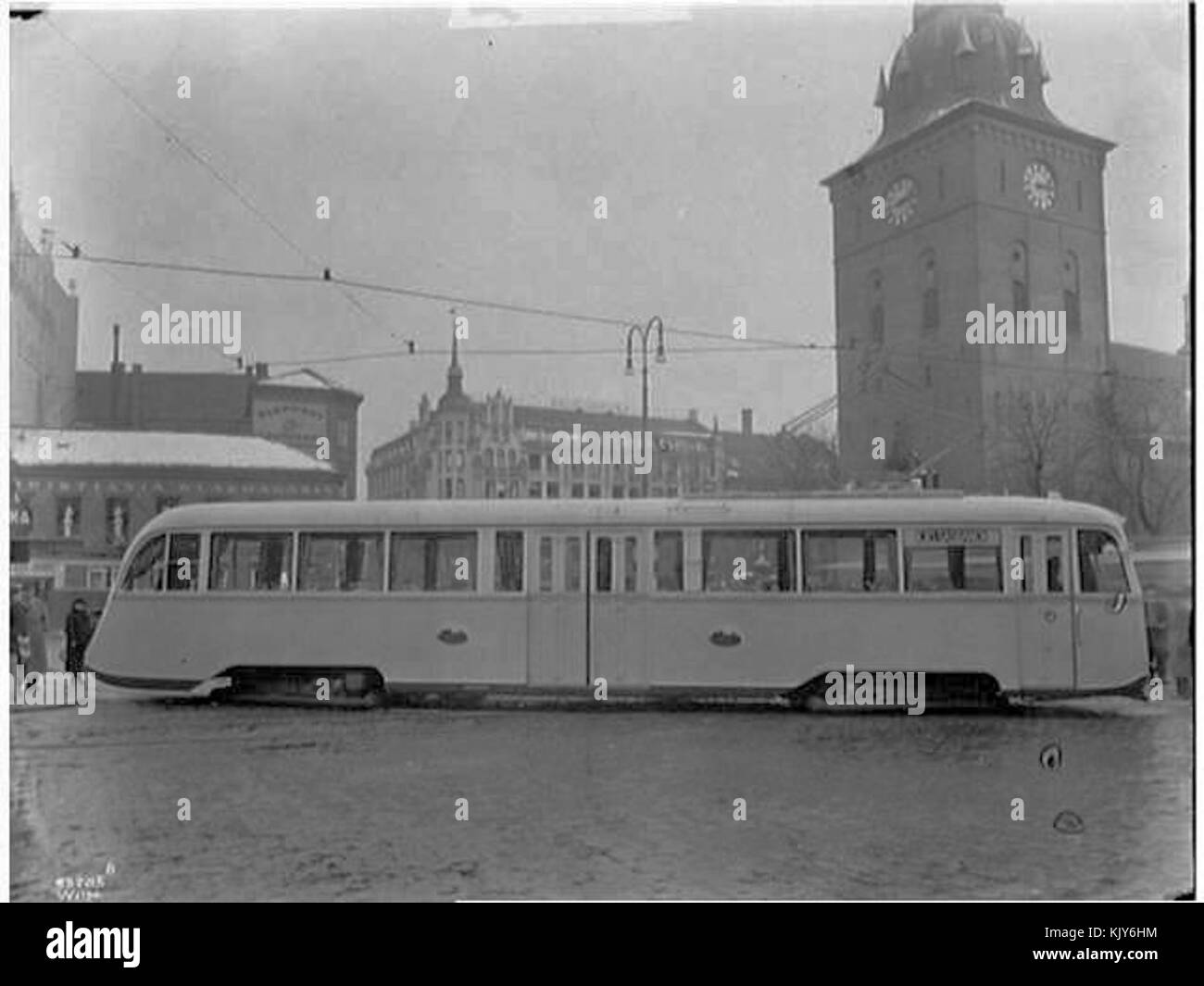 Dieses Bild zeigt den Gullfisk Fischmarkt in Stortorvet, einem historischen Platz in Oslo, Norwegen. Es fängt die geschäftige Atmosphäre des Marktes und die lokalen Meeresfrüchte-Angebote ein. Stockfoto