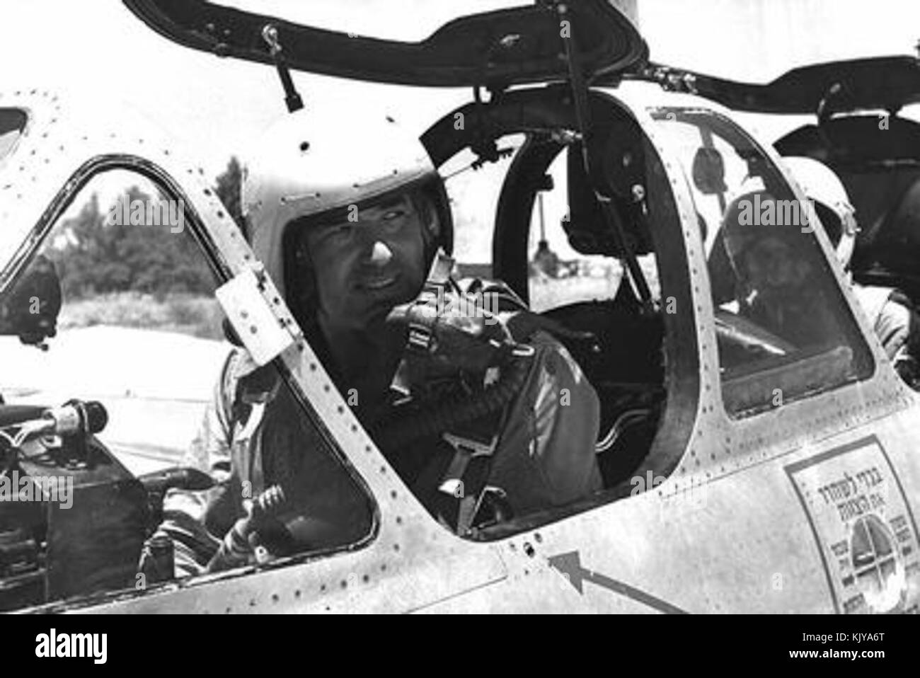 Das Bild zeigt Testpilot Hugo im Cockpit der Fuga Magister, einem Jet-Flugzeug, das zu Trainingszwecken eingesetzt wird und die Geschichte der Luftfahrt und der militärischen Trainingsflugzeuge beleuchtet. Stockfoto