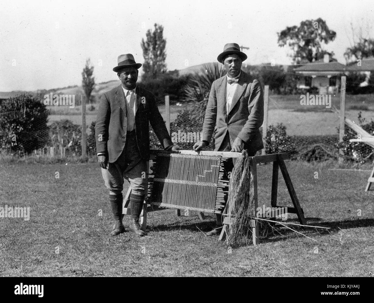 Apirana Ngata und Peter Buck neben einem tukutuku Panel an Waiomatatini, 1923 Stockfoto