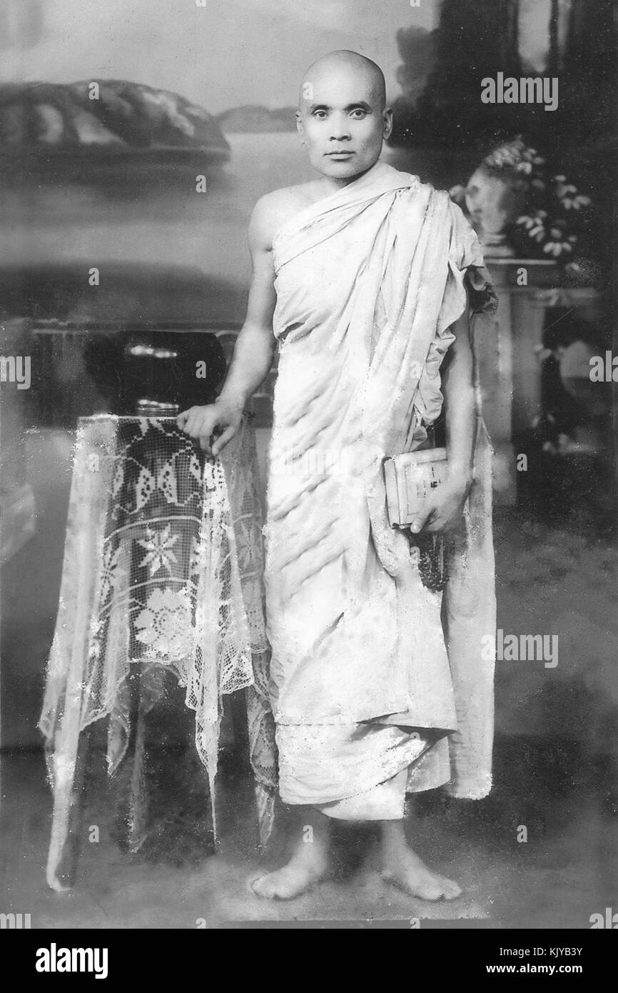 Ein Bild eines buddhistischen Mönchs namens Dhammalok, in traditionellen Gewändern gekleidet, spiegelt seine Rolle in der spirituellen Praxis und buddhistischen Lehren wider. Stockfoto