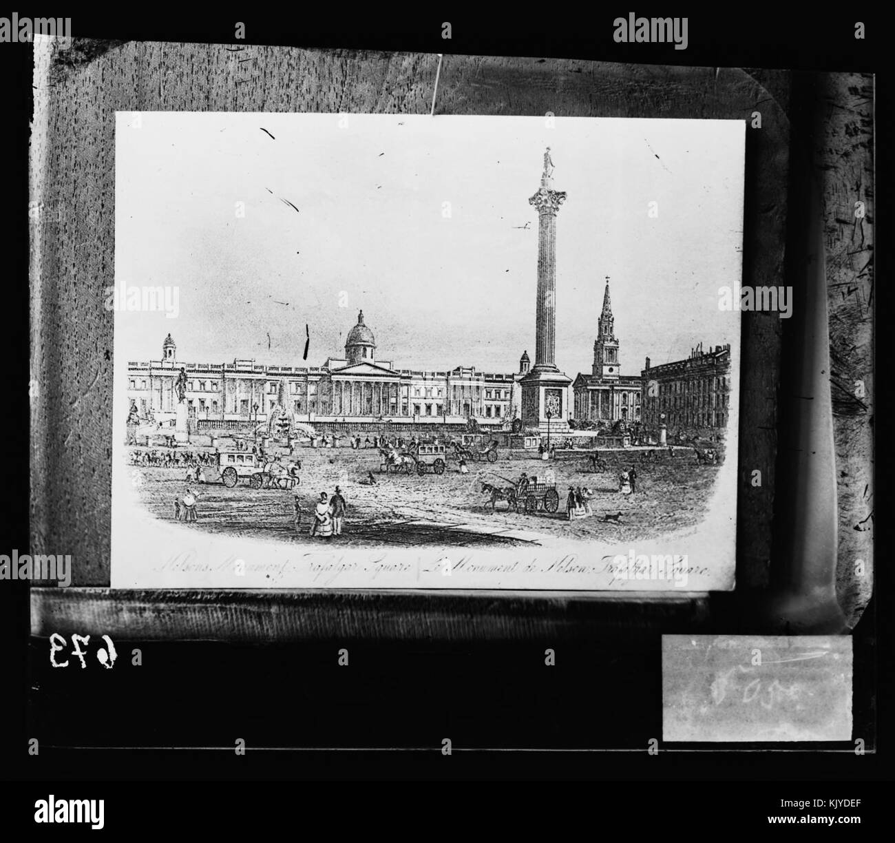 Das Nelson Monument am Trafalgar Square ist ein berühmtes Wahrzeichen in London, das an Admiral Horatio Nelsons Sieg in der Schlacht von Trafalgar erinnert. Das Denkmal zeigt eine Statue von Nelson auf einer Säule. Stockfoto