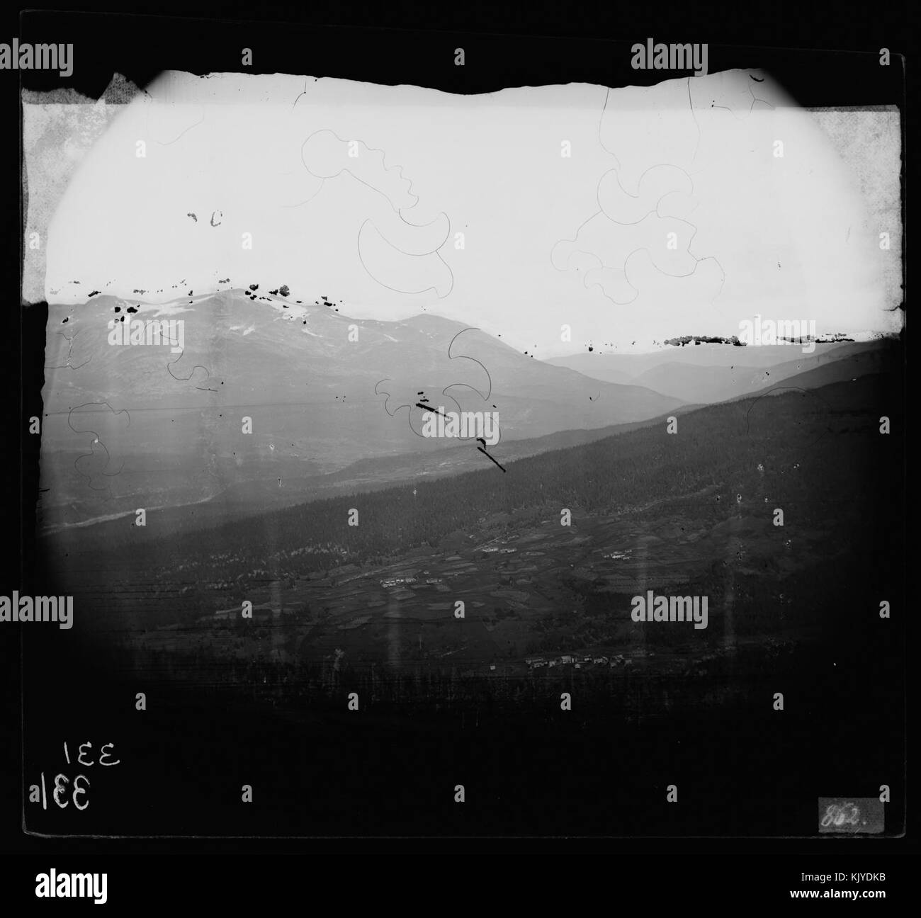 Dieses Bild mit dem Titel „Prospekt fra Langfj“ bietet eine malerische Aussicht auf Langfj, ein bergiges Gebiet in Norwegen. Es unterstreicht die natürliche Schönheit der Region, mit Schwerpunkt auf dem zerklüfteten Gelände und den bergigen Besonderheiten der Landschaft. Stockfoto