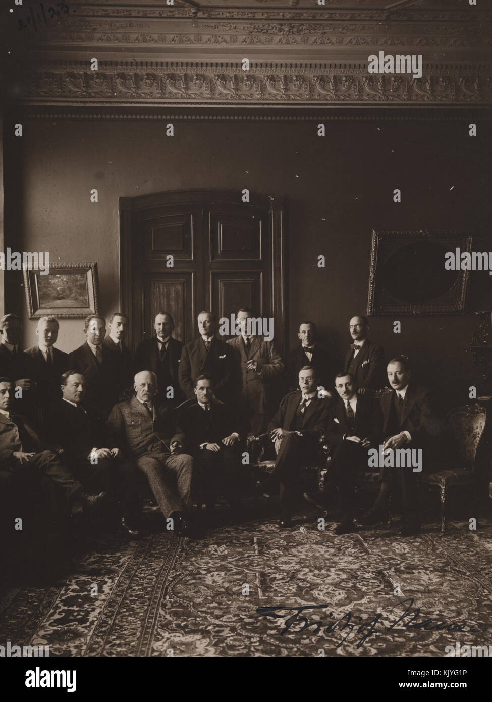 Ein historisches Bild mit Fokus auf ein unbekanntes Thema, wahrscheinlich aus einer vergangenen Ära, das einen Einblick in ein Ereignis oder Szenario aus der Vergangenheit bietet. Stockfoto