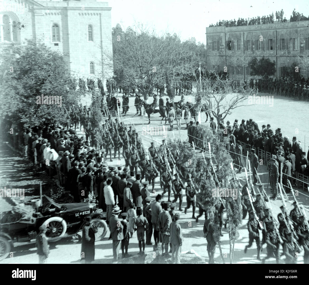 Die Allenby offizielle Eintrag mit militärischen Überprüfung am Russischen Compound. Männer auf Pferden review Truppen auf der Parade. 1917 Dez. matpc.11529. ICH Stockfoto