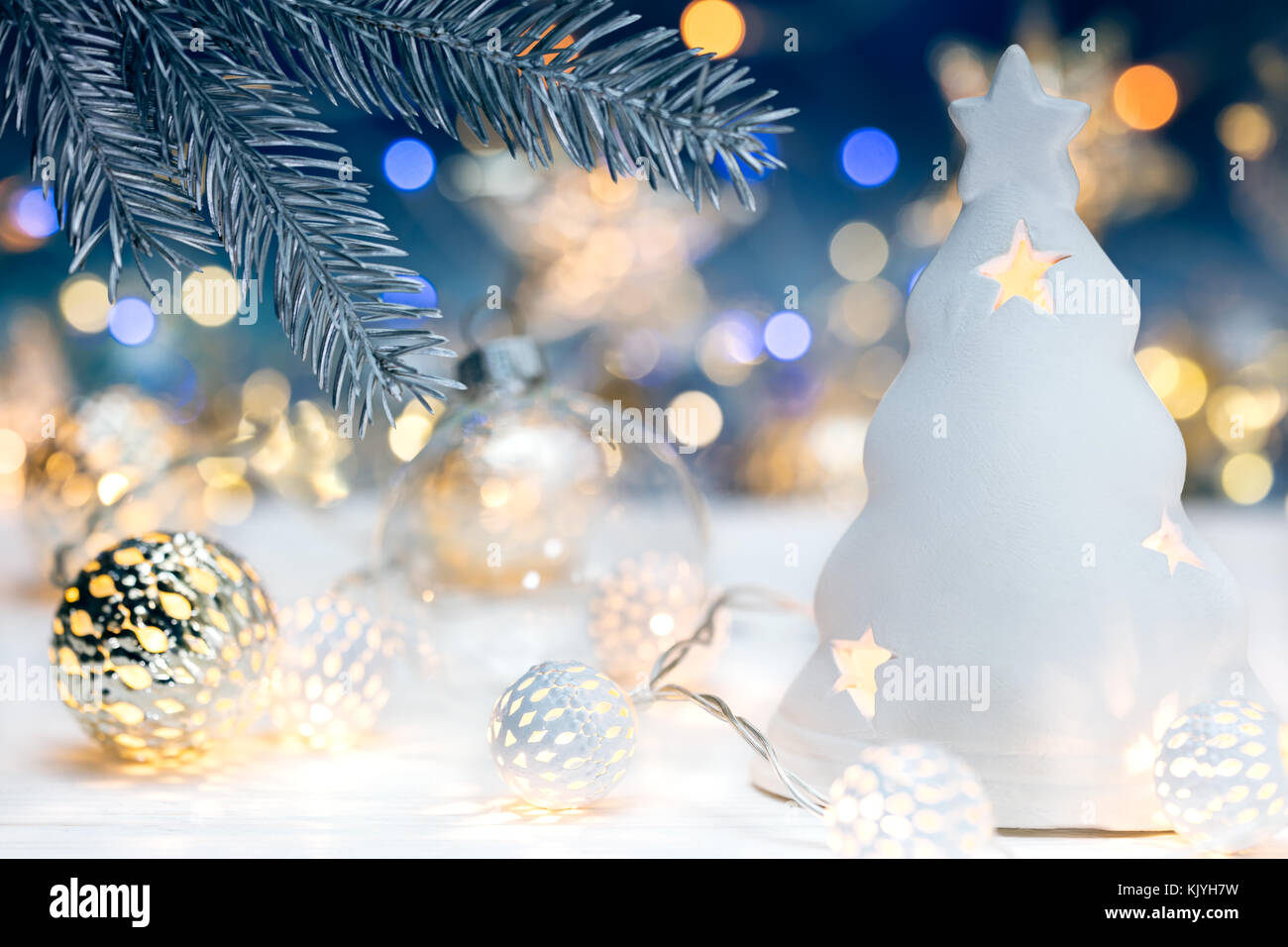 Verwischt christmas lights Hintergrund mit Fir Tree Branch und Weihnachtsschmuck Stockfoto