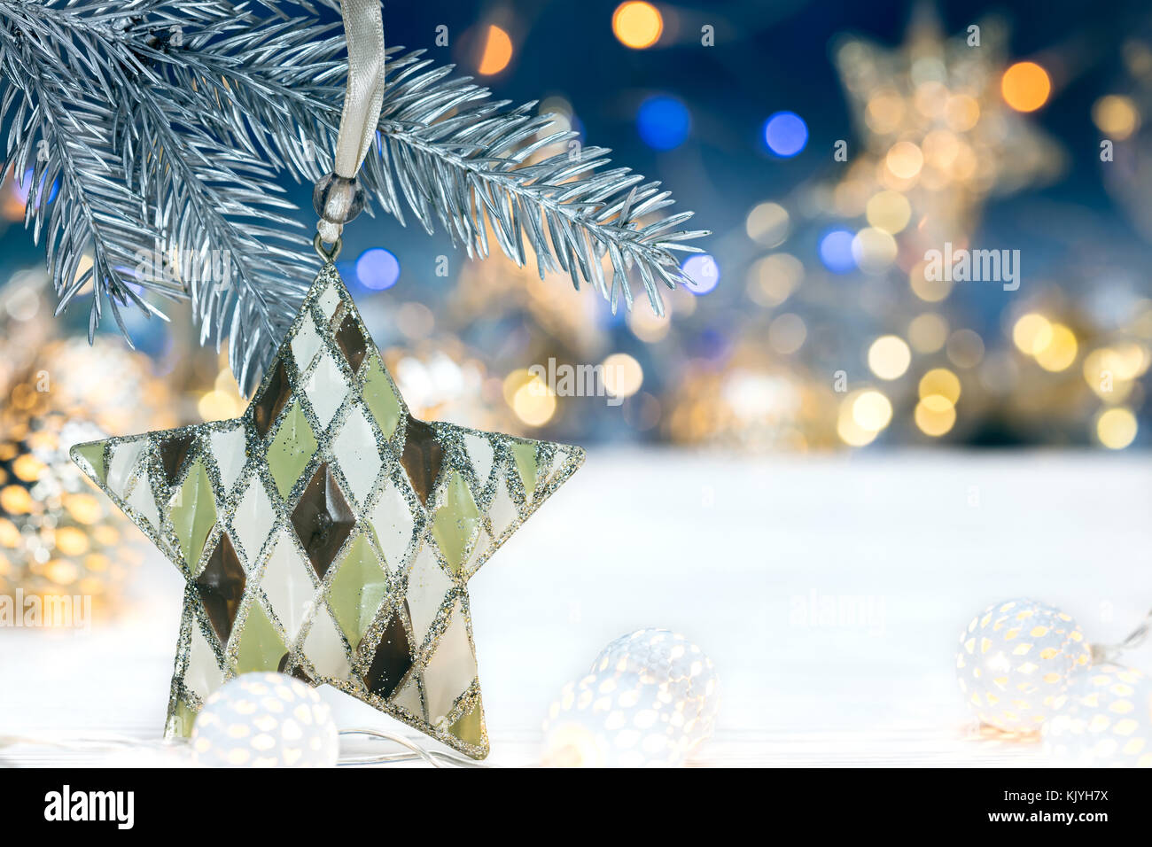 Christbaumschmuck auf Fir Tree Branch. verwischt christmas lights Hintergrund. Stockfoto