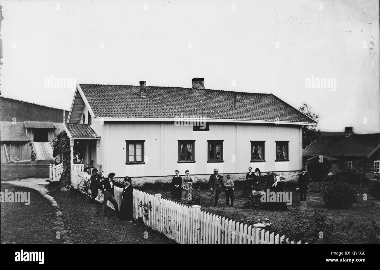 Ein Foto, das die malerische Aussicht auf die Landhandler Bay in Hurdalen zeigt und die Landschaft mit Schwerpunkt auf der Umgebung und architektonischen Besonderheiten festlegt. Stockfoto