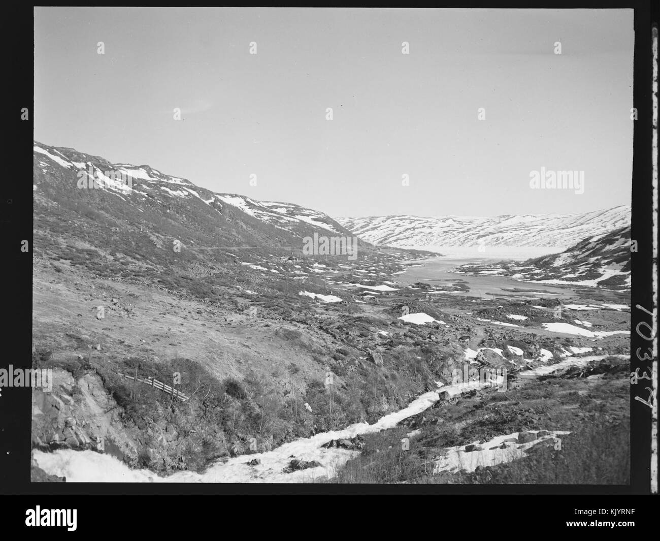 Ein historisches Foto einer norwegischen Landschaft, möglicherweise mit Bergen, Fjorden oder Eisenbahnen, basierend auf dem Kontext, mit Schwerpunkt auf der norwegischen Umwelt. Stockfoto