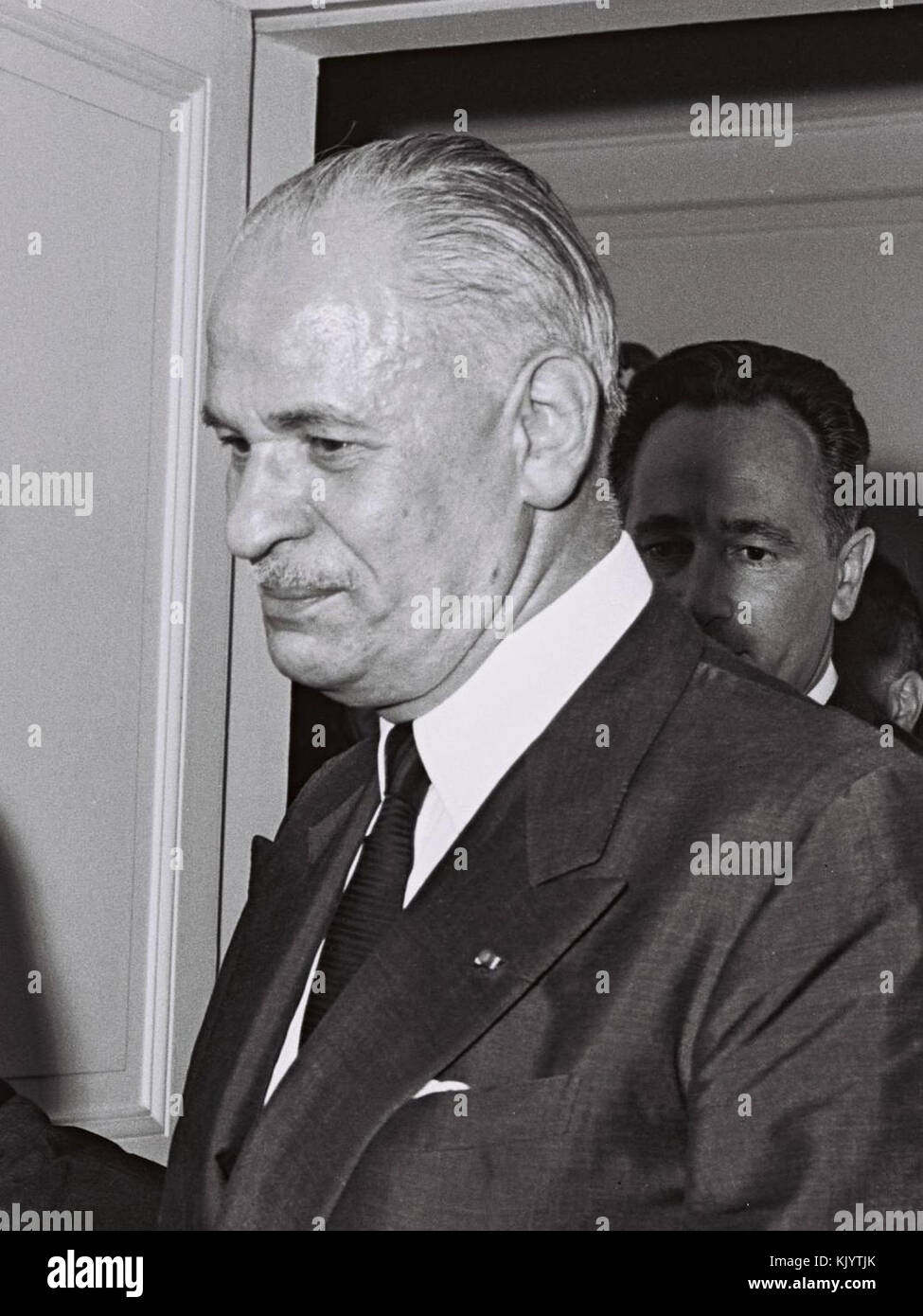 Gaston Palewski war ein französischer Politiker, der vor allem für seine Rolle als enger Berater von Präsident Charles de Gaulle bekannt war. Das Foto von 1964 fängt ihn während einer bedeutenden Zeit der französischen politischen Geschichte ein. Stockfoto