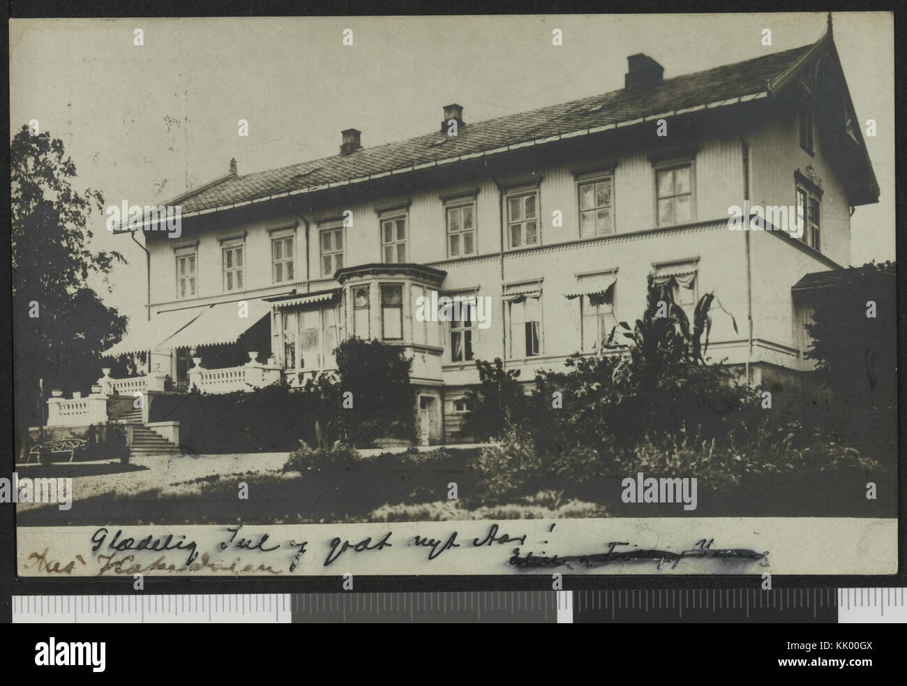 Dieses historische Foto zeigt ein nicht identifiziertes Haus in Nittedal, Norwegen. Das Gebäude wurde 2015 aufgenommen und bietet Einblicke in die traditionelle norwegische Architektur und das ländliche Leben. Das Bild ergänzt die visuelle Dokumentation des architektonischen Erbes Norwegens. Stockfoto
