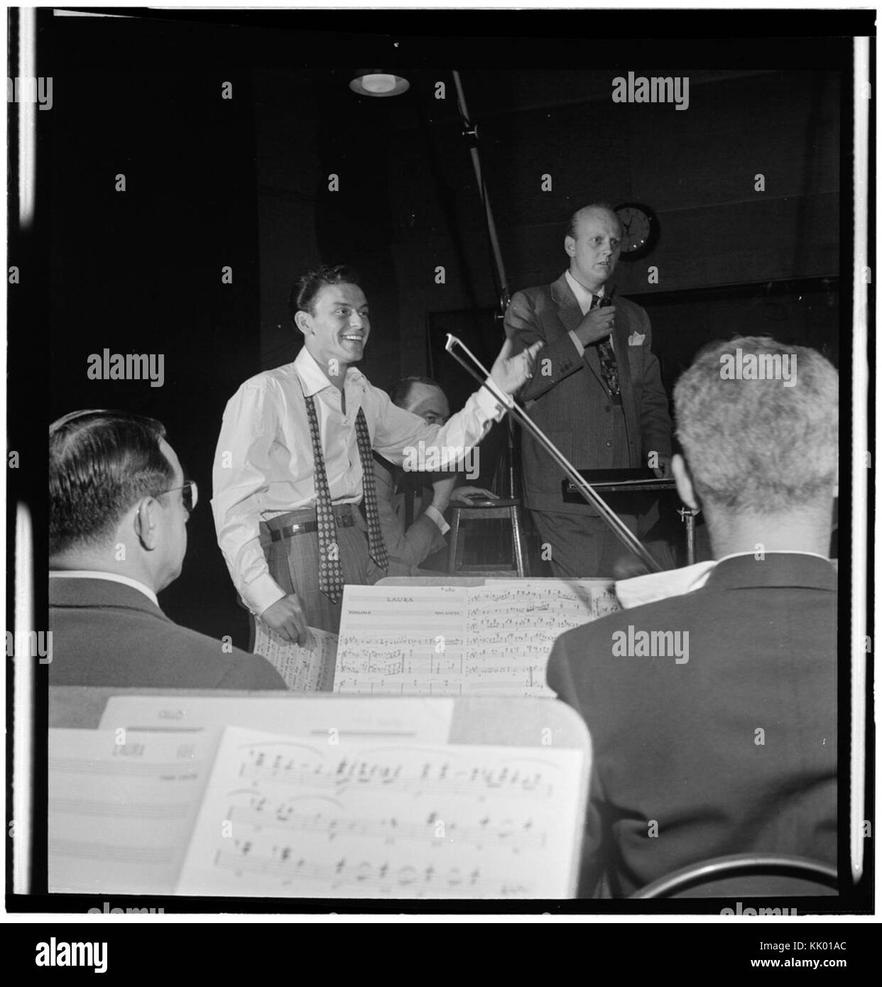 (Porträt von Frank Sinatra und Axel Stordahl, Liederkrantz Hall, New York, N.Y., Ca. 1947) (LOC) (5148789904) Stockfoto