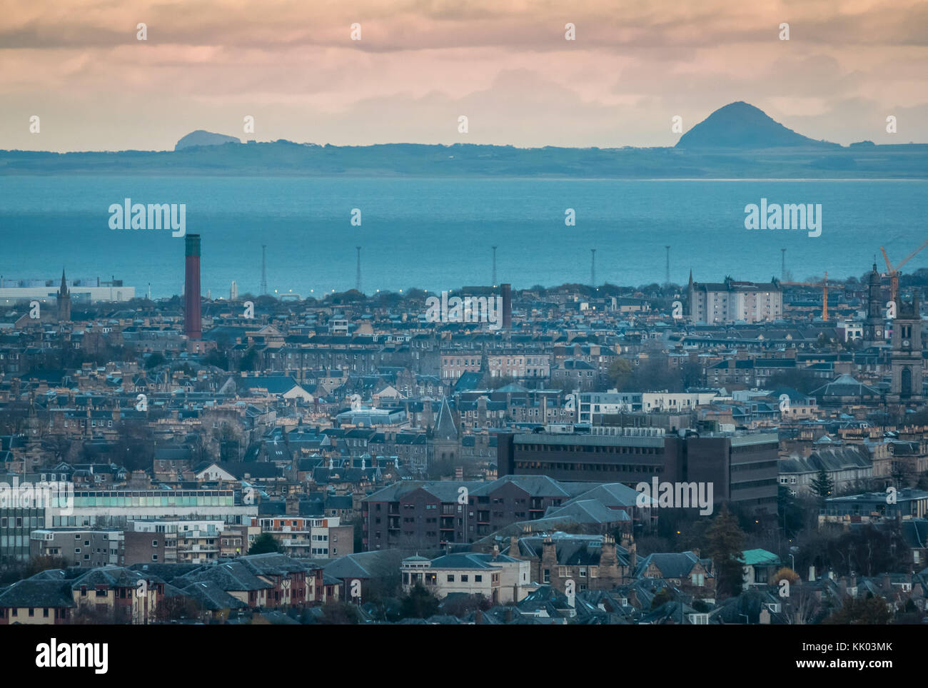 Edinburgh Skyline, Erhabene, vulkanische Stecker von Berwick Gesetz und Bass Rock, von anderen gesehen und dankbar sein, Corstorphine, Edinburgh, Schottland, Großbritannien Stockfoto