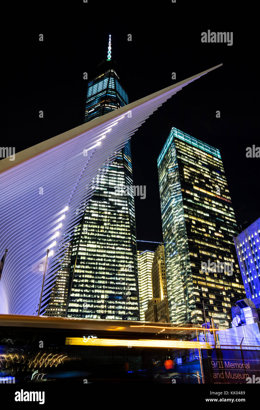 World Trade Center Transportation Hub von Santiago Calatrava und Gebäude des One World Trade Center auf der Rückseite, New York Stockfoto
