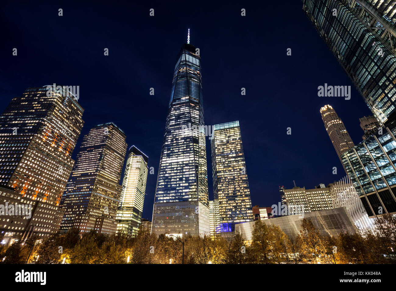 The 9 11 memorial fountain and the freedom tower building -Fotos und ...