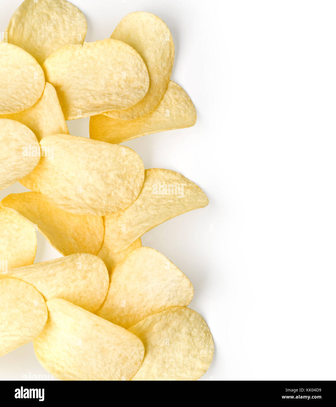 Kartoffelchips auf weißem Hintergrund. mit Freistellungspfad Stockfoto