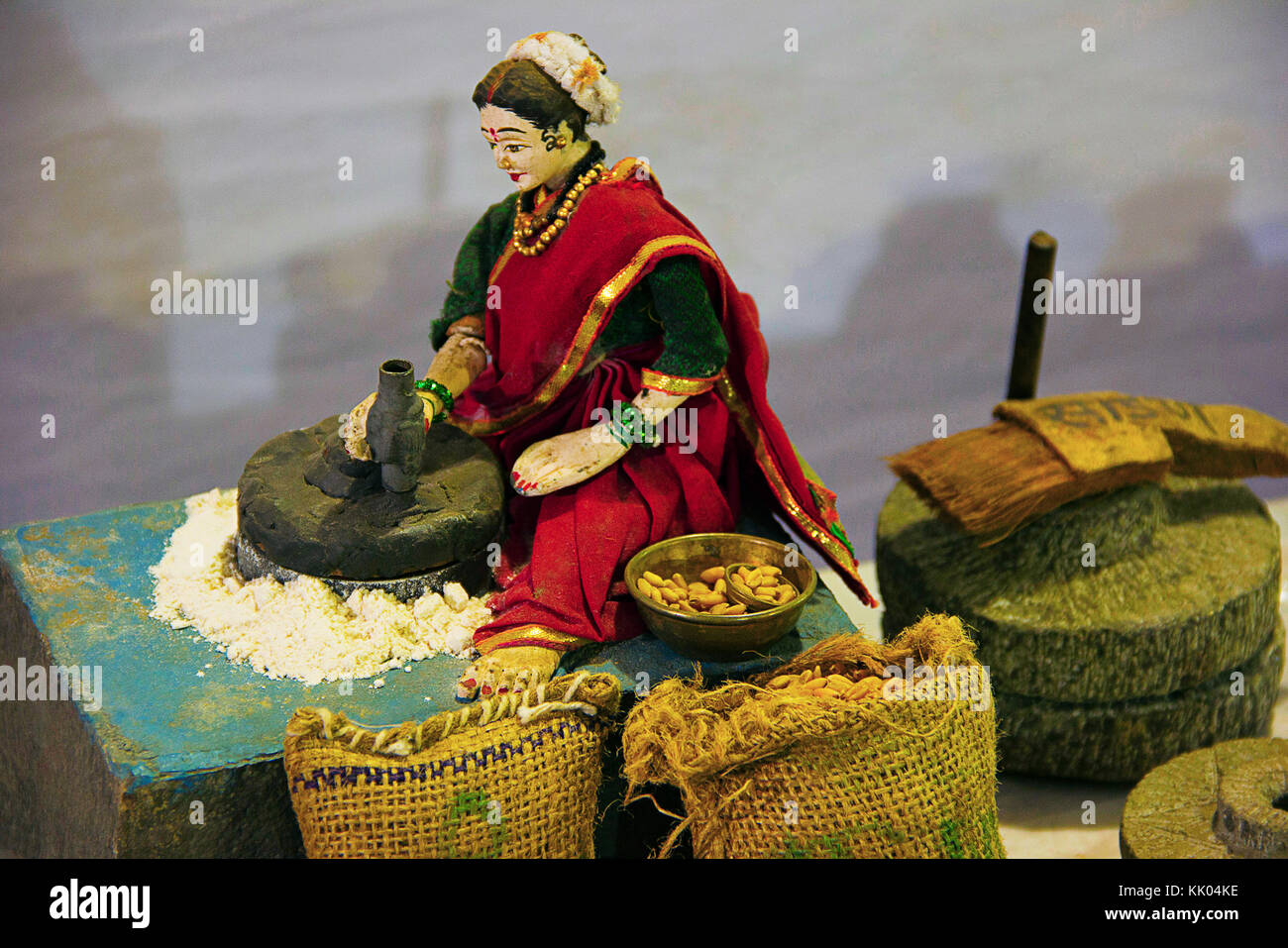 Skulptur einer traditionellen Maharashtrianerin, die Weizenkörner mahlt Stockfoto