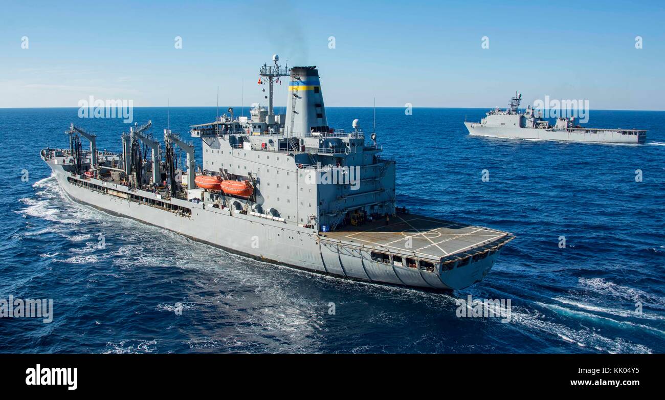 Die flotte Auffüllung öler USNS Big Horn (T-AO 198) (links) und die amphibische Landung dock Schiff USS Oak Hill (LSD 51 Stockfoto
