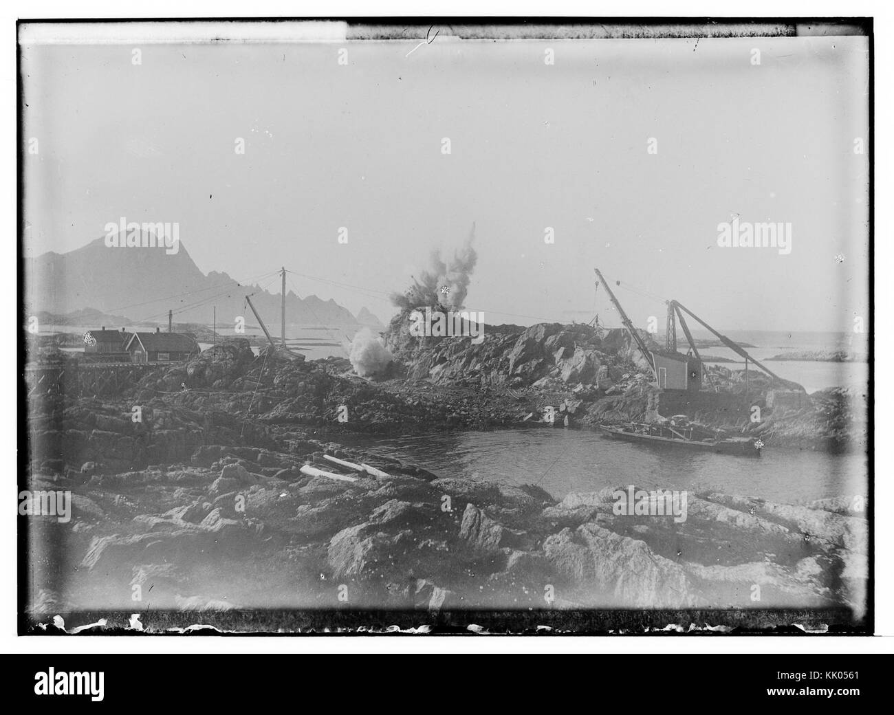Dieses Bild zeigt die elektrischen Minenantennen in Andenes, Norwegen, die einen wichtigen Bestandteil der militärischen und technologischen Infrastruktur der Region während des 20. Jahrhunderts darstellen. Stockfoto