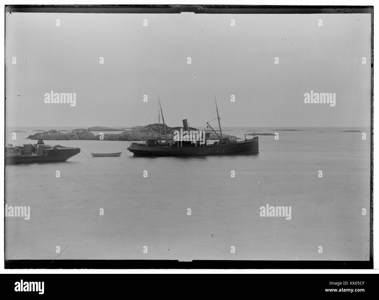 Eine Buchillustration, die die SS Andenes und den Krankahn II in Andenes zeigt. Dieses Bild zeigt die Seefahrten und Marineschiffe, die an der Hafentätigkeit der Region beteiligt sind. Stockfoto