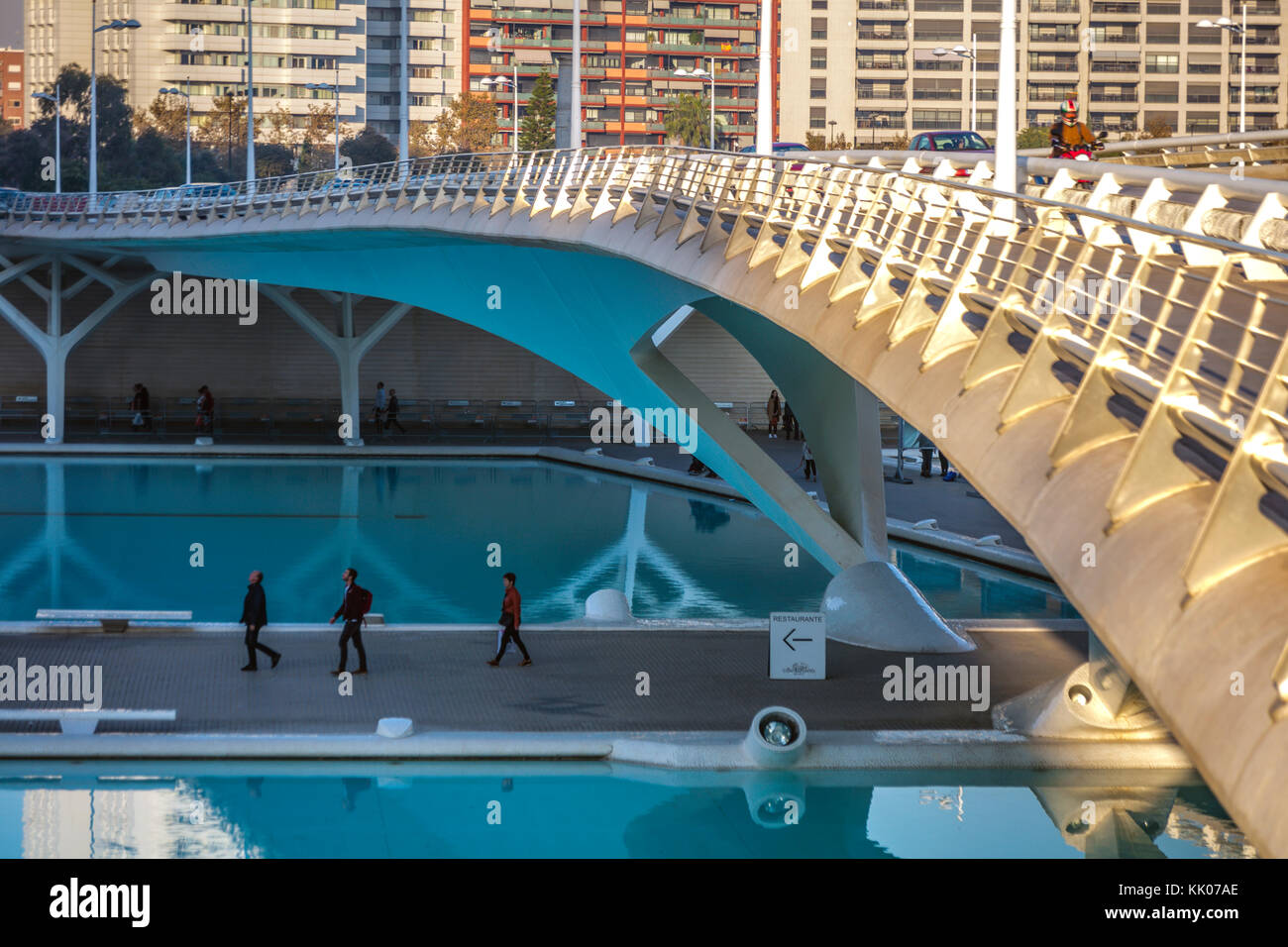 Pont de montolivet Brücke zwischen dem Opernhaus und l'Hemisferic, Stadt der Kunst und Wissenschaft, Valencia, Spanien. Stockfoto