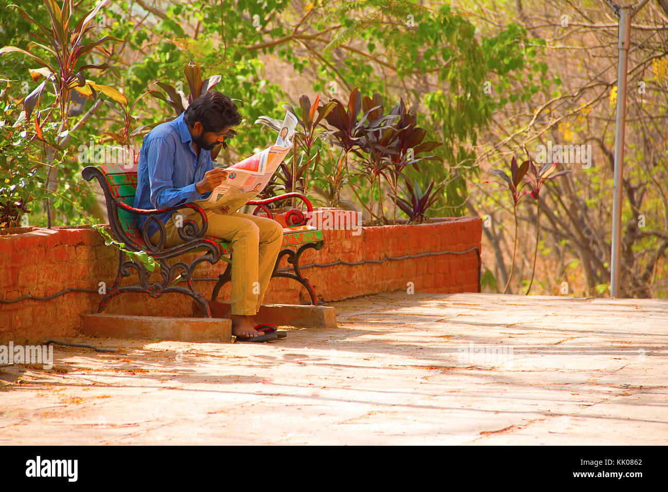 Mann, der Nachrichten liest, Chatushrungi-Tempel, Pune Stockfoto
