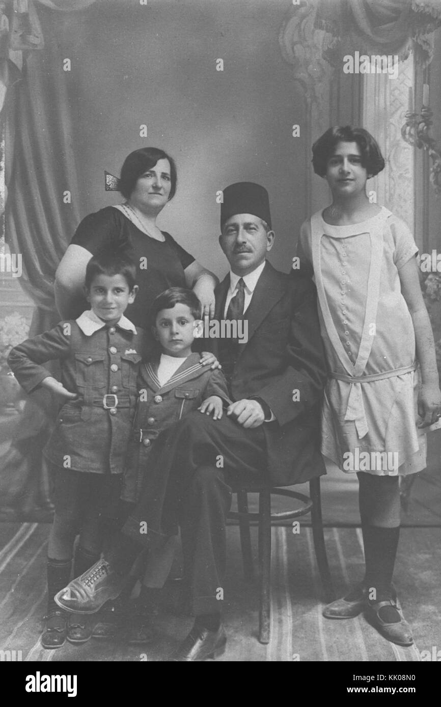 Alte FAMILIE BILD VON PRES. NAVON's Eltern mit ihren Kindern an der MUSAYOF GERICHT IN JERUSALEM. sitzen Vater Joseph mit SÖHNEN YITZHAK (Schließen) & VIC Stockfoto