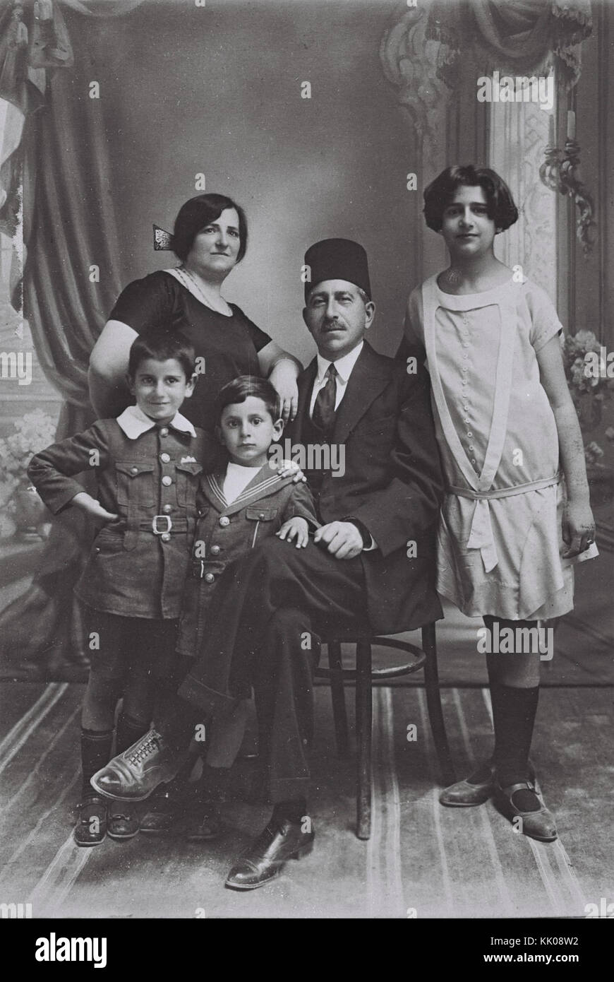 Alte FAMILIE BILD VON PRES. NAVON's Eltern mit ihren Kindern an der MUSAYOF GERICHT IN JERUSALEM. sitzen Vater Joseph mit SÖHNEN YITZHAK (Schließen) & VICD 680 004 Stockfoto