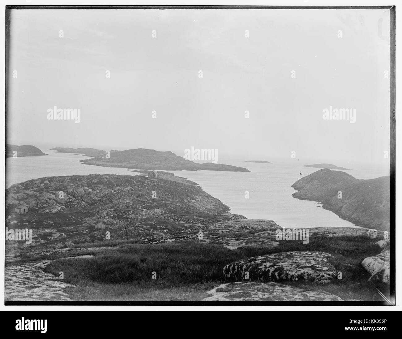 Panorama IV zeigt eine Küstenlandschaft aus Myken, einer antiken Stätte. Die Illustration zeigt das raue Gelände und die historische Bedeutung der Region und bietet einen Einblick in die natürliche Schönheit und Vergangenheit der Region. Stockfoto