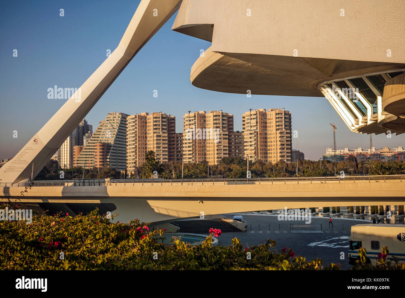Brücke zum Opernhaus (el Palau de les Arts Reina Sofia) Stadt der Künste und der Wissenschaften, Valencia, Spanien. Stockfoto