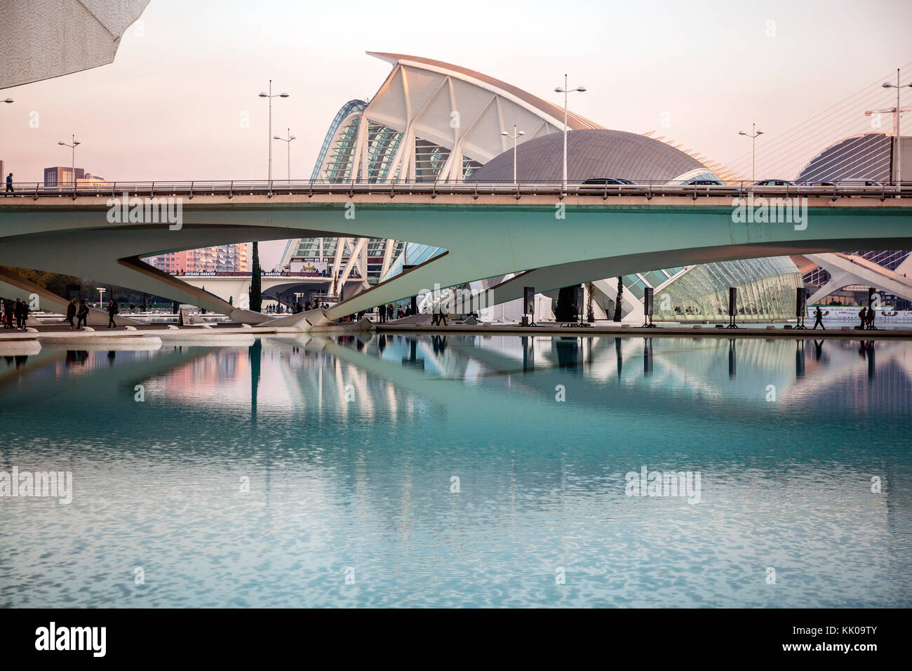 Pont de montolivet Brücke zwischen dem Opernhaus und l'Hemisferic, Stadt der Kunst und Wissenschaft, Valencia, Spanien. Stockfoto