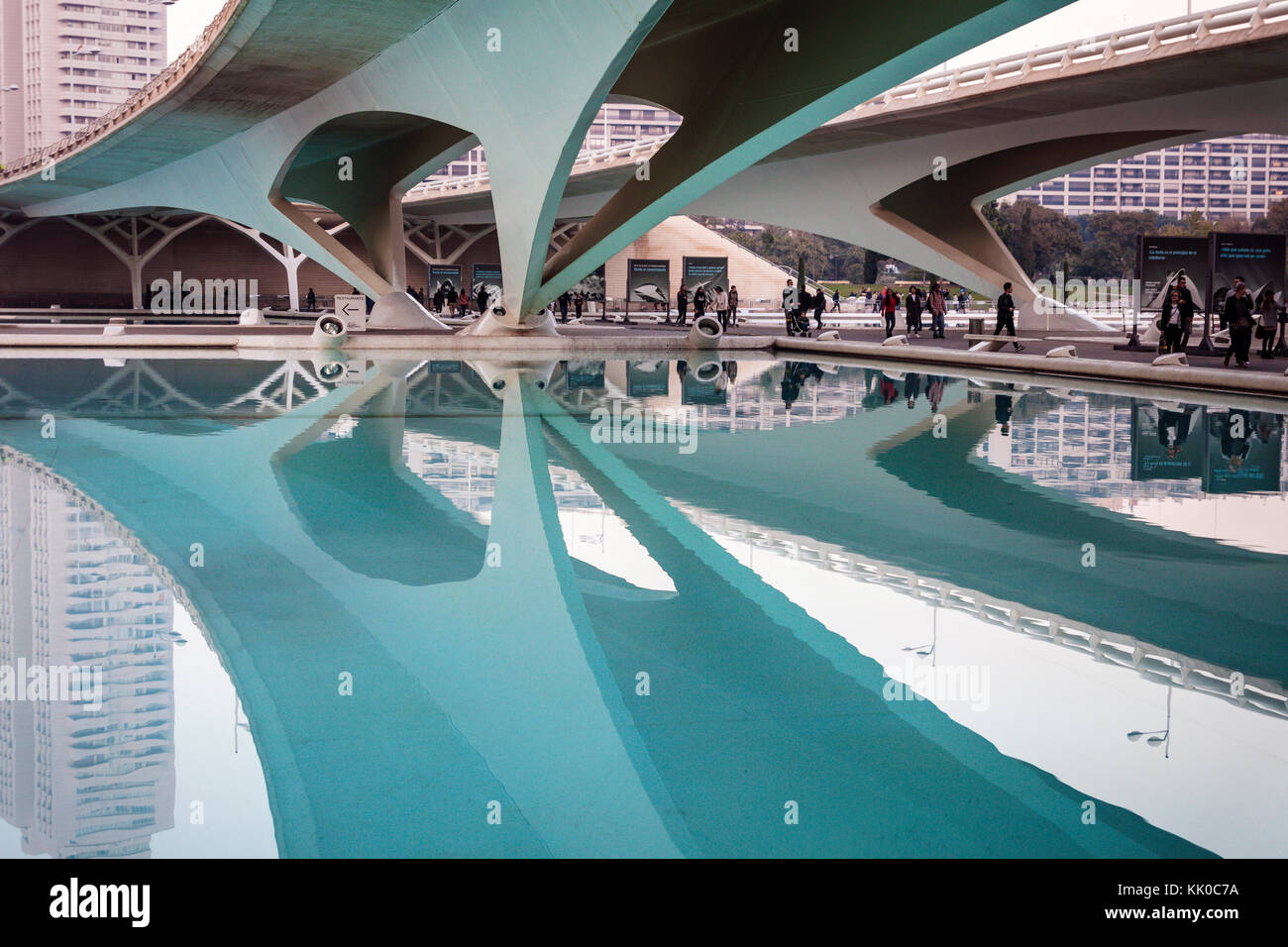 Gehweg unter Pont de Montolivet, Stadt der Kunst und Wissenschaft, Valencia, Spanien. Stockfoto