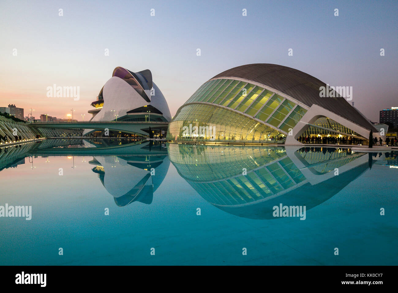Am frühen Abend, das L'Hemisferic und das Opernhaus (el Palau de les Arts Reina Sophia), die Stadt der Künste und Wissenschaften, Valencia, Spanien. Stockfoto