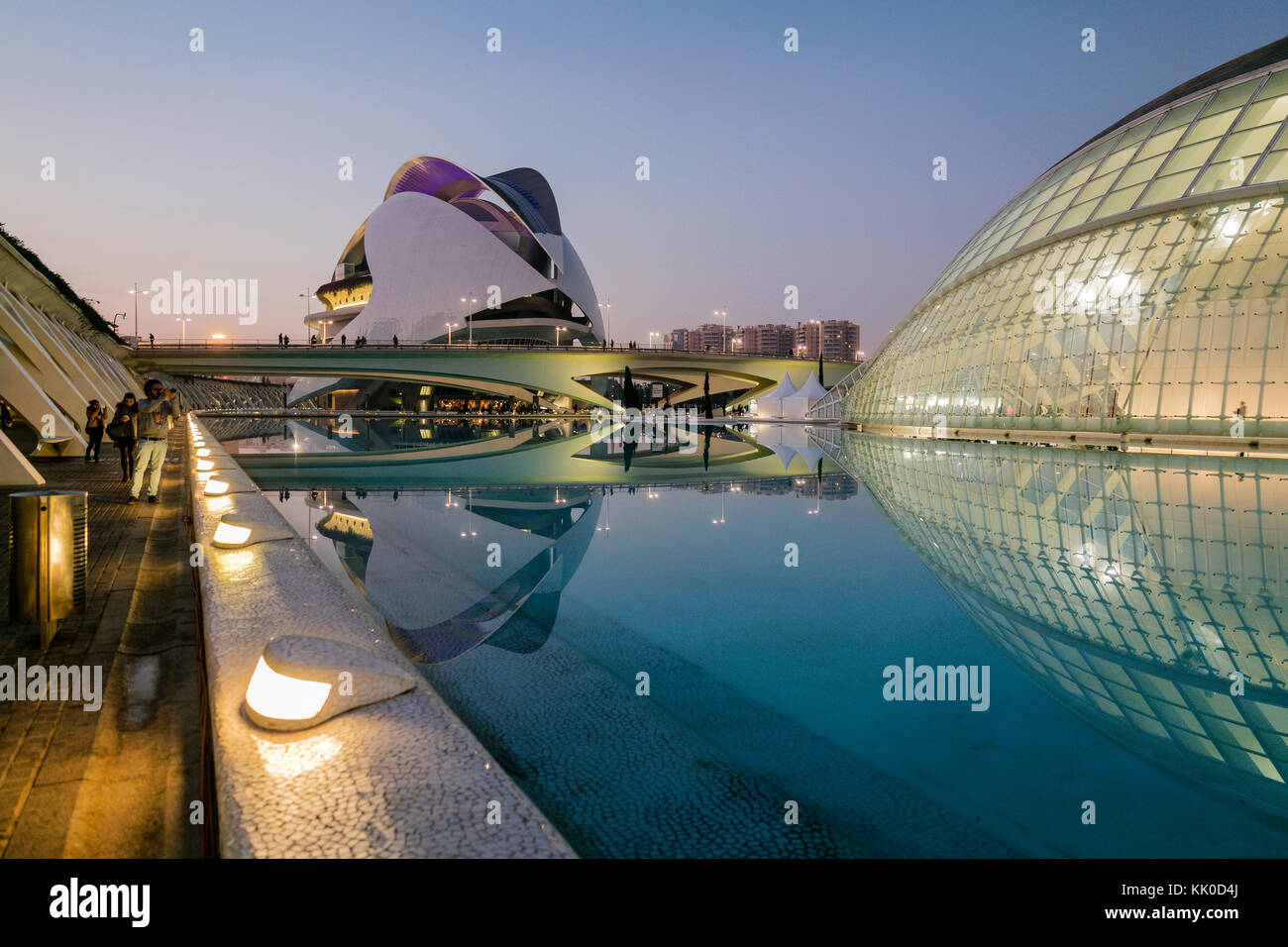 L'Hemisferic und das Opernhaus (el Palau de les Arts Reina Sophia), die Stadt der Künste und Wissenschaften, Valencia, Spanien. Stockfoto