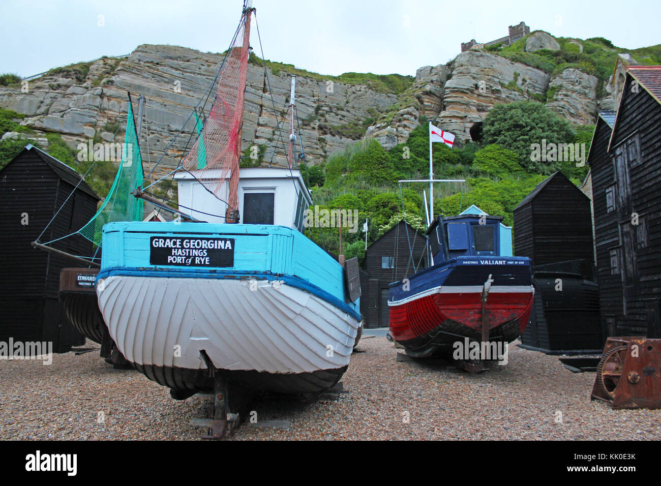 Die Boote aus dem Wasser fischen Boote zu einem Teil des Museums am Rock-a-Nore in Hastings, East Sussex. der berühmte Fisch net Hütten neben Stand Stockfoto